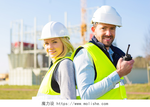 两名工人团队建设网站上的视图一队两个工人在一个建筑工地上的肖像